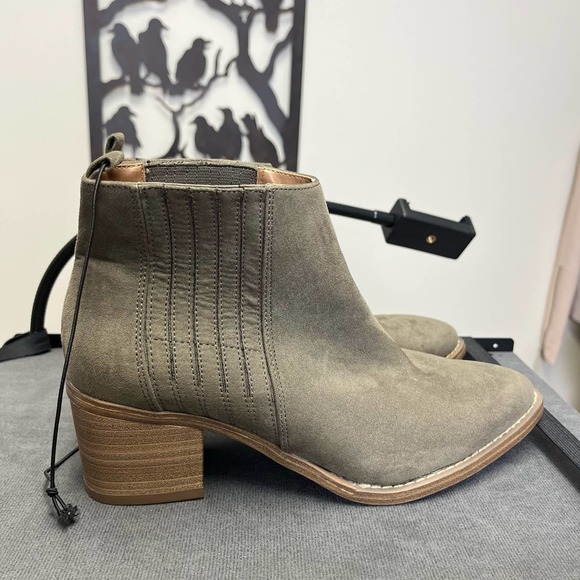 Universal Thread Shoes - NWOT Universal Thread Briar Microsuede Ankle Booties Size 7.5